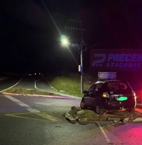 Veículo sai da pista e atinge canteiro na BR-470 em Rodeio