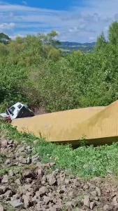 Carreta sai da pista e duas pessoas ficam feridas na BR-470 em Agronômica