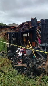 Populares salvam família de casa em chamas, em Agrolândia. Ninguém se feriu