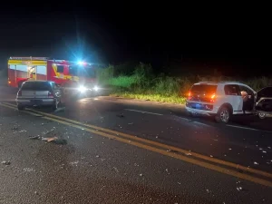 Jovem fica ferida em colisão entre carros na BR-470 em Pouso Redondo