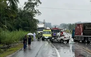 Colisão entre caminhão e carro deixa dois mortos na BR-470 em Indaial