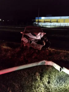 Colisão de carro em poste deixa passageiro ferido, na BR-470, em Rio do Sul