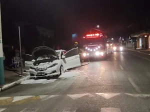 Carro pega fogo no Centro de Presidente Getúlio e mobiliza bombeiros