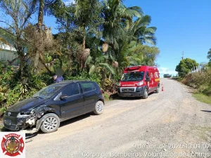 Passageira é encaminhada ao hospital após acidente com caminhão em Lontras