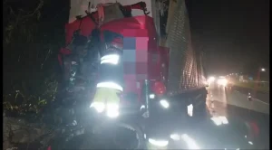 Caminhoneiro envolvido em acidente com três mortes em SC morre após nova colisão em SP