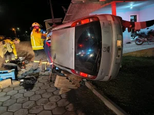 Vítima fica encarcerada após colisão, em Bom Retiro