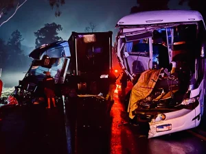 Atualização: Colisão frontal entre carreta e ônibus deixa dez feridos, na BR-470, em Pouso Redondo