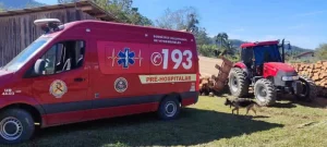 Acidente com trator mobiliza bombeiros em Vitor Meireles