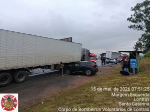 Uma pessoa fica ferida em acidente envolvendo dois carros e um caminhão, em Lontras
