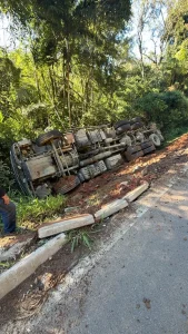 Tombamento de caminhão é registrado em Ibirama