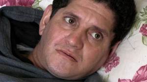 Suspeita de neurotoxoplasmose. Homem tem movimentos afetados e precisa de ajuda