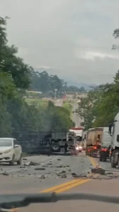 Colisão entre carro e caminhão mobiliza equipes de resgate na BR-470 em Ibirama