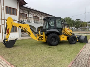 Nova retroescavadeira reforça serviços em Trombudo Central