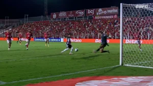 Primeiro dele no Athletic. Emprestado pelo Santa, Bruninho faz gol decisivo