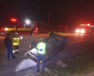 Carro capota na BR-282 em Bom Retiro e ocupantes saem ilesos