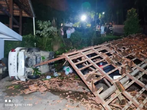 Carro sai da pista, desce barranco e atinge garagem de residência em Rio do Sul