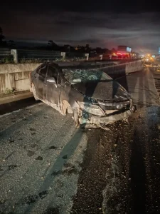 Carro sai da pista e capota na BR-470 em Indaial; três jovens ficam feridos