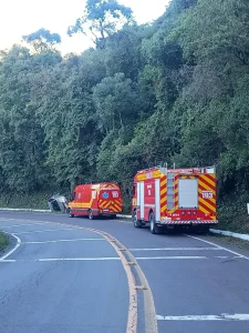 Carro capota na Serra do Panelão e casal de idosos é socorrido em Urubici