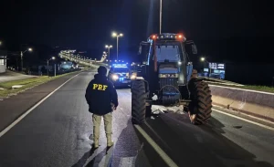 Trator possivelmente furtado no RS é flagrado circulando na BR-480 em SC