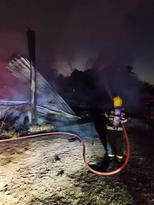 Incêndio destrói galpão agrícola durante a madrugada em Presidente Nereu