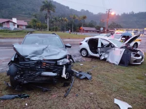 Jovem fica ferida após acidente envolvendo dois carros e carreta na SC-350, em Aurora