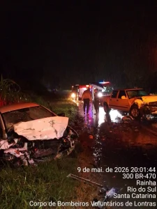 Quatro pessoas ficam feridas em colisão frontal na BR-470 em Lontras