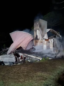 Incêndio destrói chalé na Serra do Panelão, em Urubici