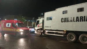 Colisão entre caminhão da Cavalaria da PM e carro deixa jovem ferido em Lages