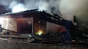 Incêndio atinge casa na margem da SC-114 em Salete