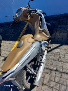 Motociclista fica ferida após colisão com carro no Centro de Rodeio