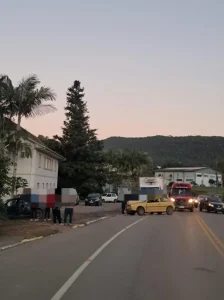 Colisão entre dois carros deixa mulher ferida em Dona Emma