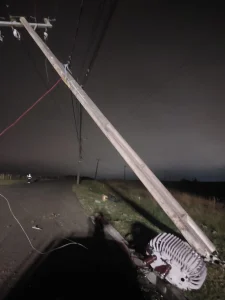 Motorista fica ferido após carro atingir poste em Lages