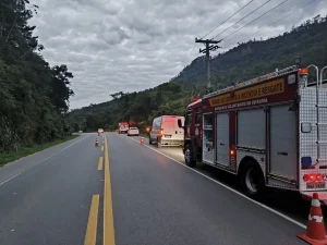 Motorista fica ferido após saída da pista na BR-470 em Ibirama