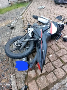 Acidente entre carro e moto mobiliza bombeiros no Centro de Rodeio