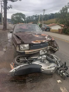 Motorista invade contramão, atinge motocicleta e deixa homem gravemente ferido na SC-281 em Imbuia