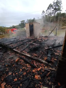 Incêndio destrói residência em Vidal Ramos