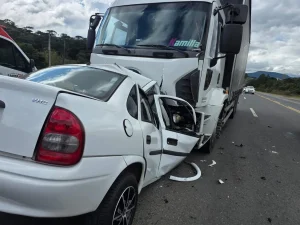 Jovem de 22 anos morre preso às ferragens após colisão frontal na BR-282 em Lages