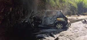 Carro é destruído por incêndio em Ibirama