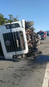 Caminhão sai da pista e motorista é levado ao hospital em Indaial