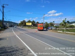 Jovem de 18 anos sofre fratura exposta após acidente entre carro e moto em Lontras