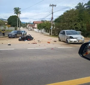 Motociclista e ocupante de carro ficam feridos em colisão na BR-470 em Lontras