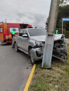 Homem fica ferido após acidente seguido de capotamento no Centro de Agronômica