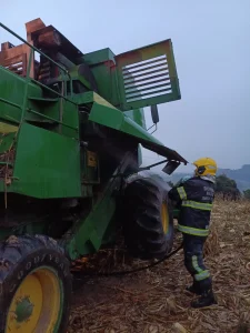 Princípio de incêndio atinge colheitadeira em Atalanta