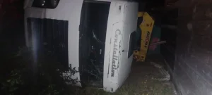 Caminhão tomba em curva na SC-110, em Lontras