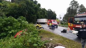 BR-470 registra acidente entre carro e caminhão no bairro Canoas em Rio do Sul