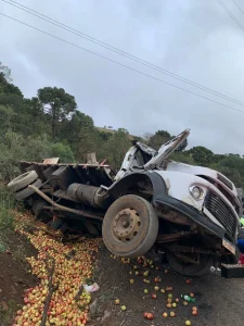 Jovem de 23 anos fica ferido após capotamento de caminhão em São Joaquim