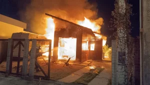 Incêndio destrói motor home e atinge residência em Palhoça
