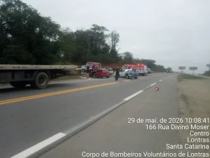 Acidente entre três veículos deixa quatro pessoas feridas