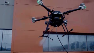 Drones ajudam a limpar fachadas e estruturas em grandes alturas
