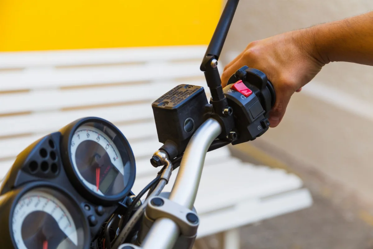 Crop Driver Pushing Handle Motorbike.jpg Menor (1)